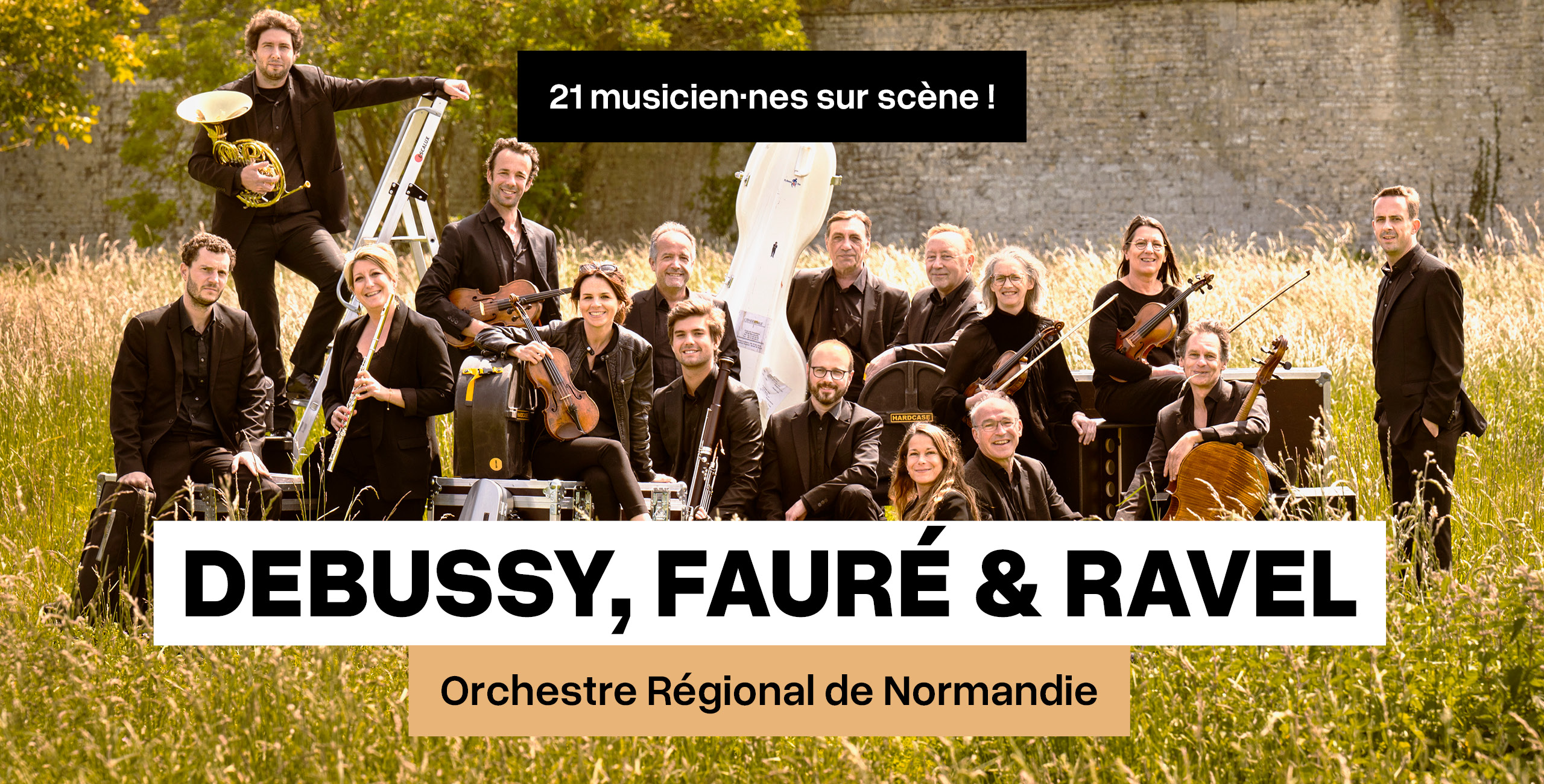 L'Orchestre Régional de Normandie, avec 21 musicien·nes sur scène, interprétant des œuvres de Debussy, Fauré et Ravel.